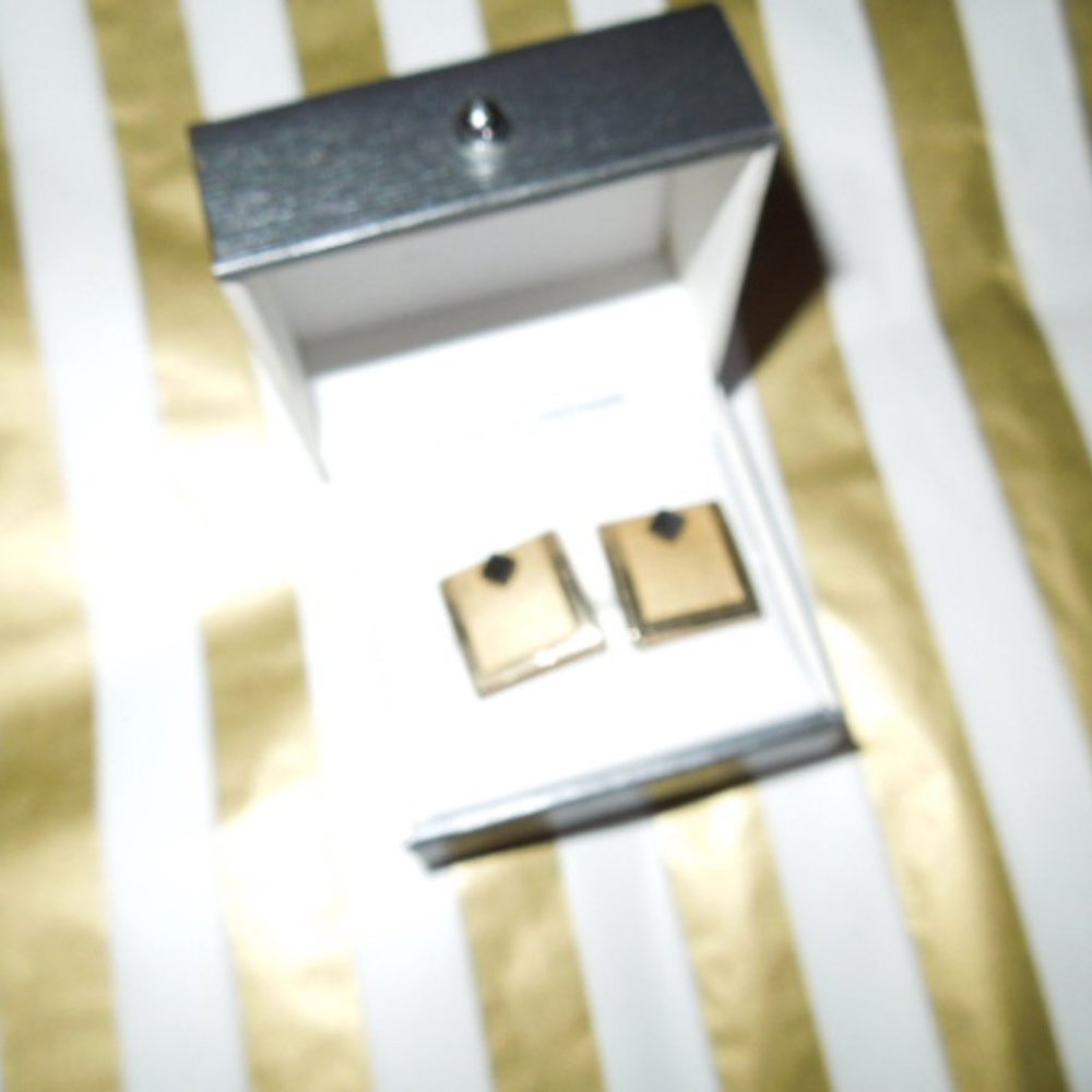 Crislu Gold Tone and Onyx Cuff Links